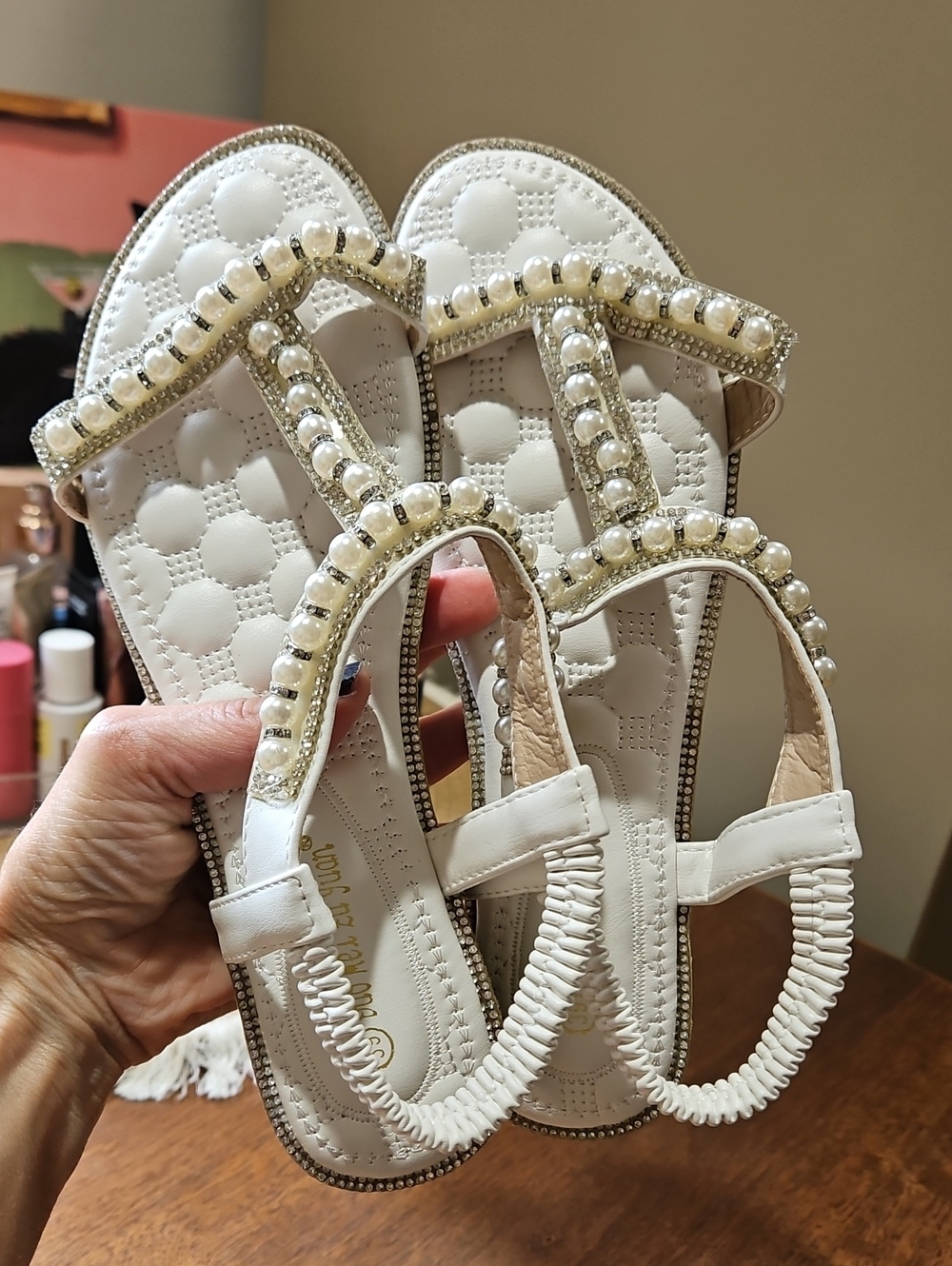 elegant white Duo Mei Zu Yuan sandals feature a chic T-strap design